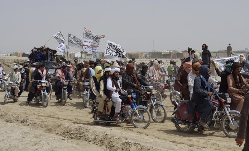 阿富汗神学士组织十四日拿下近巴基斯坦的边境要城后上街庆功，联合国忧平民伤亡将创新高。（美联社）(photo:UDN)