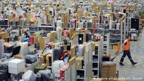 亚马逊一个物流中心销毁新品的画面令公众愤怒。图／德国之声(photo:UDN)