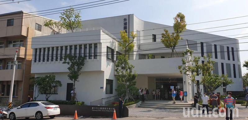 台中市立圖書館外埔分館今天完工開館，被稱為「外埔小白宮」。記者游振昇／攝影