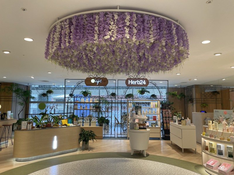 新竹SOGO百貨在商場二樓打造「普羅旺斯香氛花園」。圖／新竹SOGO百貨提供