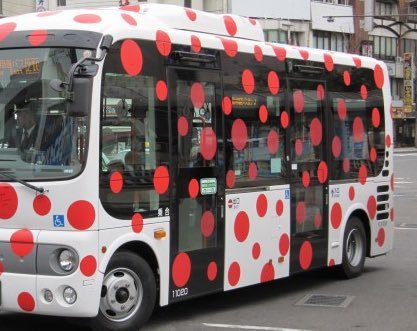 日本松本市请来前卫艺术家草间弥生设计公车，以象征爱与和平的红斑点为主要造型，但却遭市民吐槽「像是染上了重病」一样。图撷取自(photo:UDN)