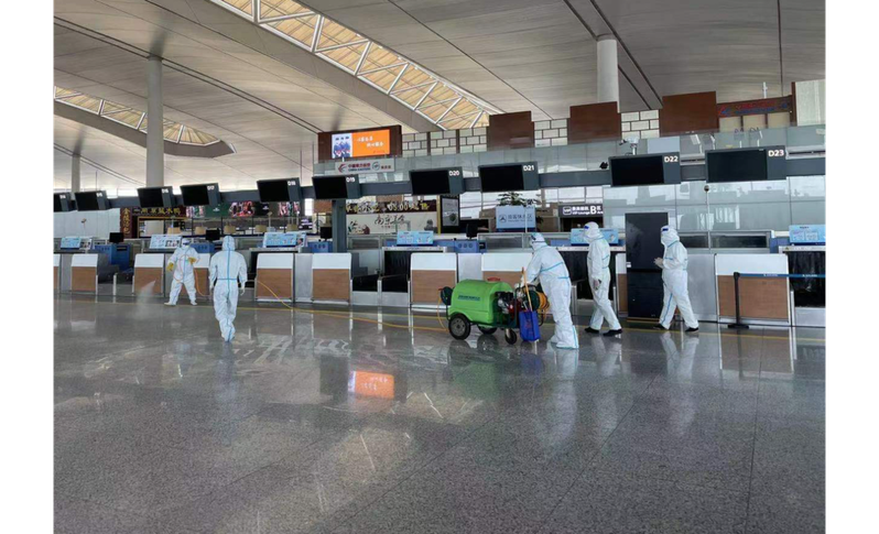 圖為南京祿口國際機場在傳出疫情後，日前對航站大廳進行消毒。新華社