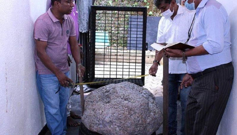 斯里兰卡当局日前宣布，世界最大的星光蓝宝石簇已在一处后院被人发现，而且此事纯属「意外」。画面翻摄：Twitter/transconlk(photo:UDN)