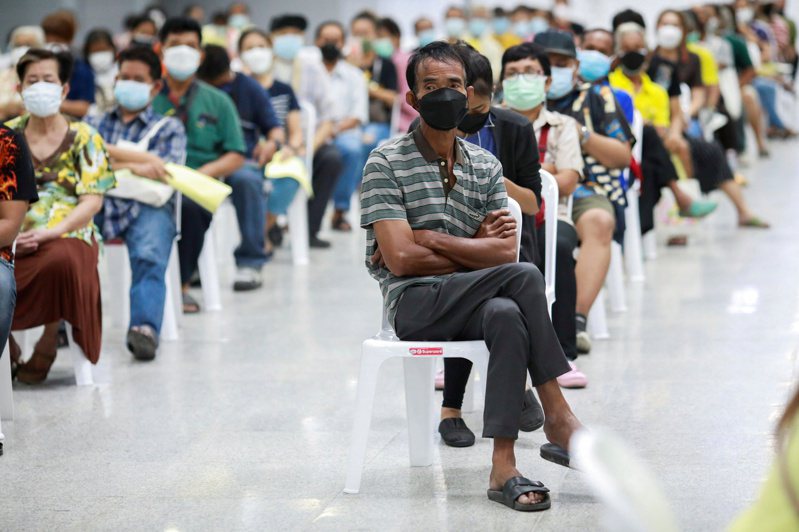 泰国民众排队等候接种新冠肺炎疫苗。变种病毒Delta快速传播，掀起新一波感染潮，促使各国加快疫苗施打脚步。路透(photo:UDN)