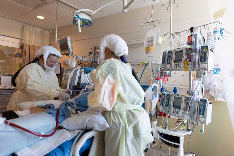 美国犹他州疫情升温，穆雷市一家医院的医护人员7月23日在新冠加护病房救治患者。（路透）(photo:UDN)
