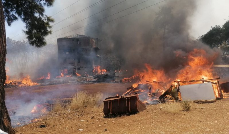 土耳其7月28日以来出现98处野火火场，大部分发生在南部，已知造成6人死亡、数百人送医。美联社(photo:UDN)