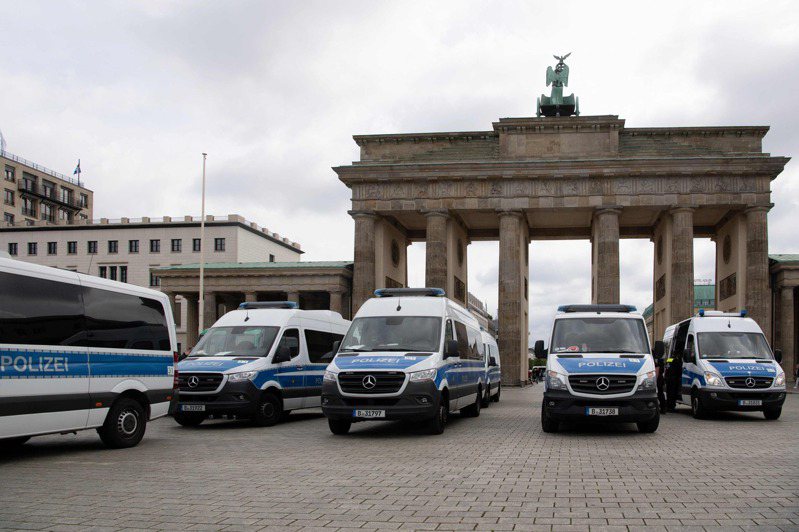 柏林警方已预料民众会无视群聚禁令走上街头，进而在全市部署超过2000名镇暴警察。 法新社(photo:UDN)