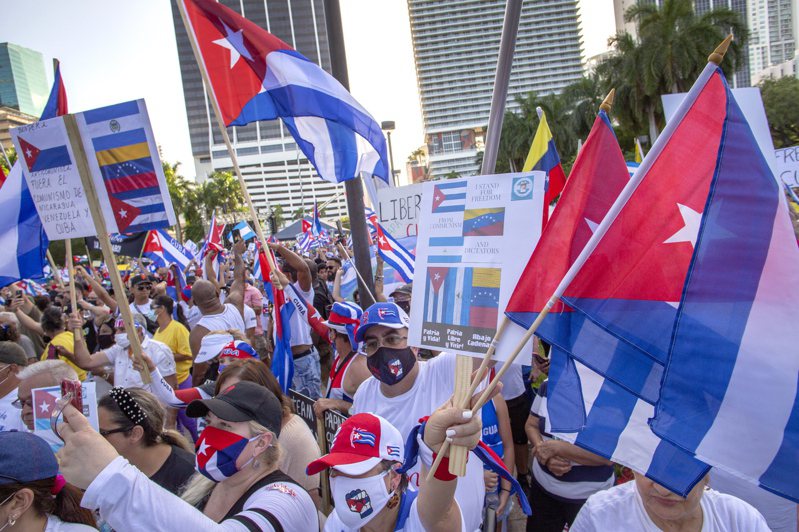 佛罗里达州过去一日新增病例创下疫情爆发以来的新高，迈阿密街上仍有大规模支持古巴抗争的 游行。欧新社(photo:UDN)