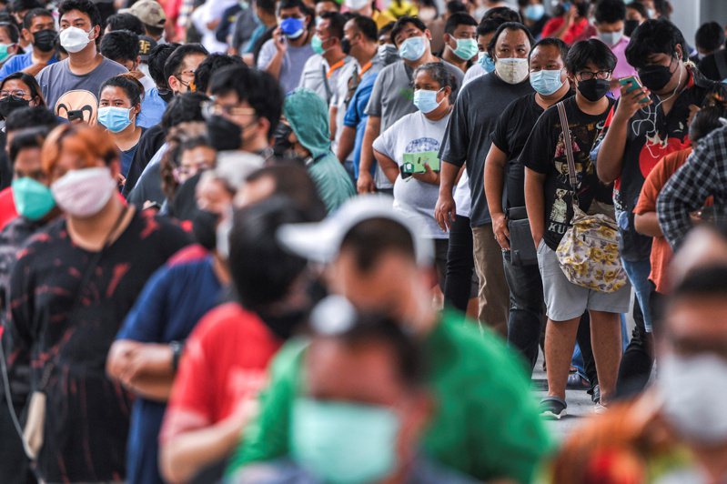 新冠疫情拖累东南亚7月制造业景气降温，图为曼谷民众排队接种疫苗。路透(photo:UDN)