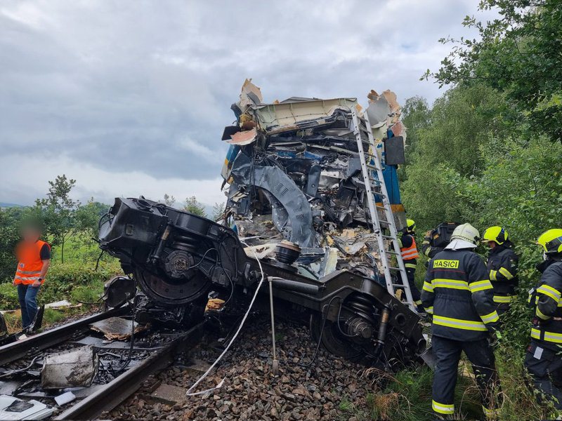 捷克西南部4日早上发生两列火车相撞事故，造成2死50伤。图／截取自(photo:UDN)