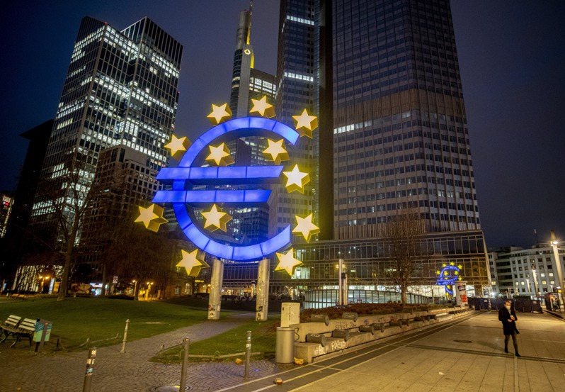 欧洲联盟执行委员会今天宣布，将欧元区2022年经济成长预测由先前估计的4%大幅下调至2.7%。美联社(photo:UDN)