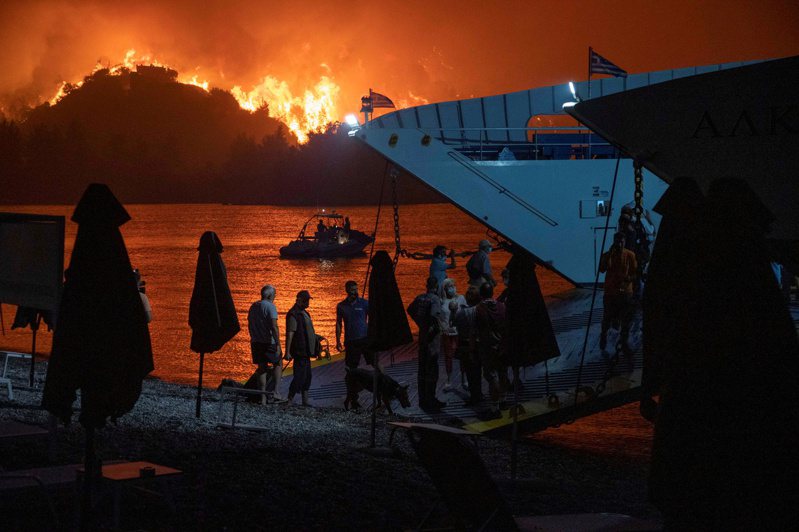 野火将希腊第二大岛艾维亚岛（Evia）切成两半，救难人员出动10艘船从海边的小村庄和海滩紧急疏散大约1400人。路透(photo:UDN)