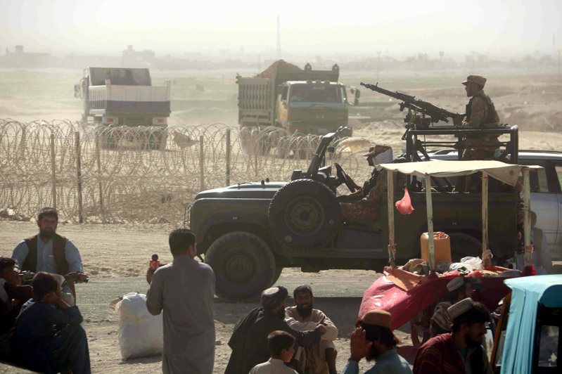 塔利班封锁阿富汗第二大城市坎达哈附近一处边界。 欧新社(photo:UDN)