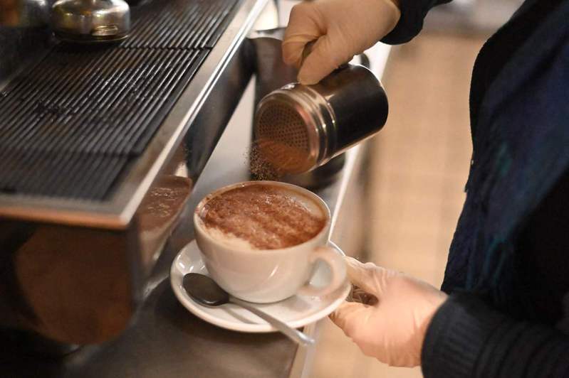 喝咖啡已经成为现代人日常生活中不可或缺的一部分，不过根据「彭博」报导 ，其实咖啡的价格在过去一年中悄悄上涨，民众却似乎没有发觉。法新社(photo:UDN)