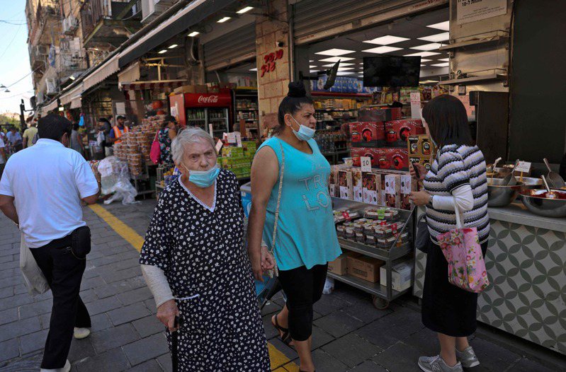 以色列感染病例在9日创下2月初以来新高，图为耶路撒冷一处市场内的逛街人潮。法新社(photo:UDN)