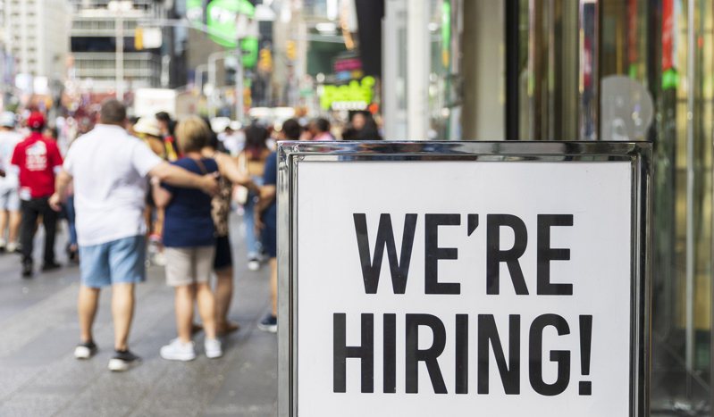 官方最新数据显示，美国7月失业人数近870万人，而求职网站Indeed估计，截至7月16日，全美约有980万个职缺，相当于就业机会比失业人数多出100万个。欧新社(photo:UDN)