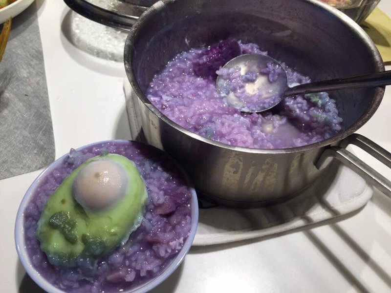 一名網友PO出自家煮出的「暗黑料理」，紫粥配綠色水煮蛋，引發眾多網友討論。圖擷自老百姓日常三餐交流會
