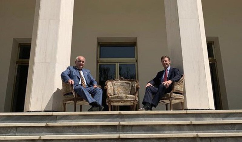 俄罗斯驻伊朗大使达加利安（左）大使与新到任英国大使谢尔克里夫（右）一同入镜，重现两国二战领袖参加德黑兰会议的知名景象，遭伊朗外交部批评「极端不妥」，于12日传召2人表达不满。画面翻摄：Twitter/RusEmbIran(photo:UDN)