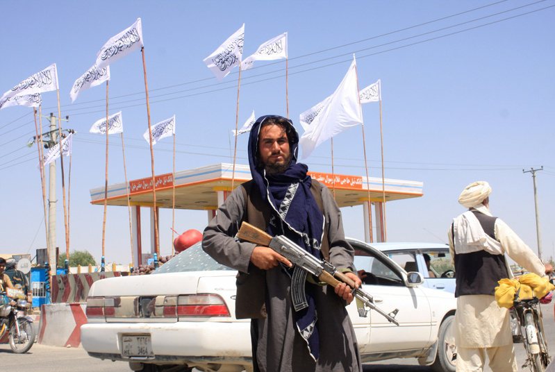 一名神学士民兵14日在阿富汗东部加兹尼市持枪巡逻。（路透）(photo:UDN)