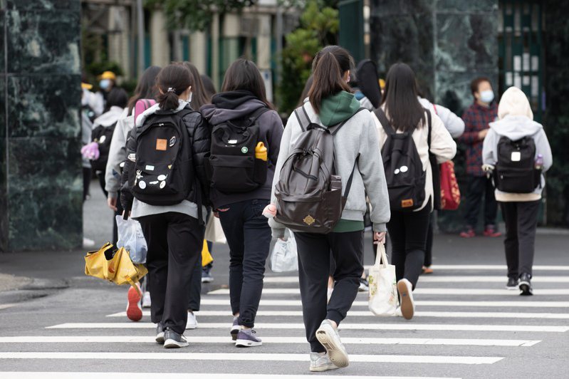 灣青年民主協會公布一項調查顯示，接近9成學生認為延後上學時間「有必要」。圖／聯合報系資料照片