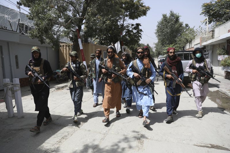 神学士武装人员18日在喀布尔附近地区巡逻。美联社(photo:UDN)