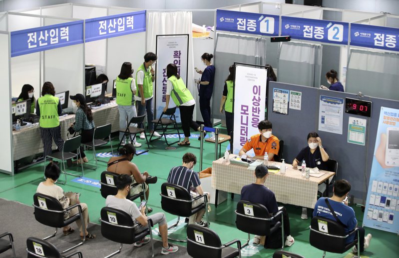 南韩首尔民众11日在疫苗接种中心打完疫苗后留在现场休息，观察是否有副作用。美联社(photo:UDN)