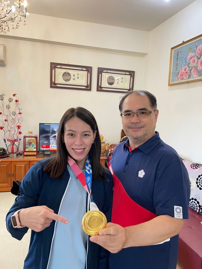 舉重女神郭婞淳（左2）昨突然帶著奧運金牌，造訪教練林敬能（右）位於花蓮縣新城鄉的家，讓林家人大感驚喜。圖／林敬能提供