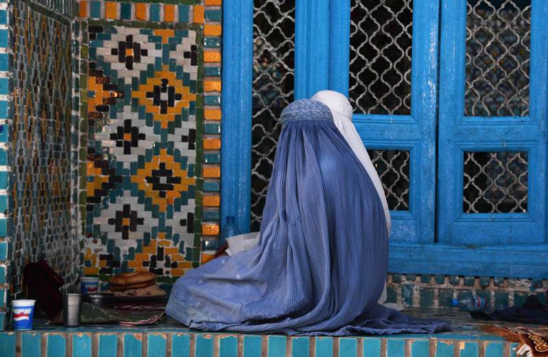 尽管神学士再三承诺和平并尊重女权，但阿富汗部分沦陷地区仍传出女性很快受到限制，被禁止不能没有男性亲属陪同下外出、强迫穿罩袍。法新社(photo:UDN)