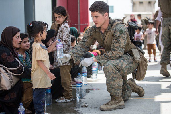 陆战队士兵在喀布尔机场内，协助递送饮用水给孩子们。 图／U.S. Marine Corps(photo:UDN)