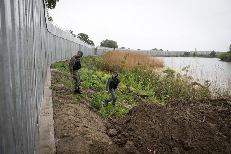 希腊在和土耳其接壤边境设置40公里长围篱和监控系统，警方21日在埃夫罗斯和附近铁墙边巡逻。美联社(photo:UDN)