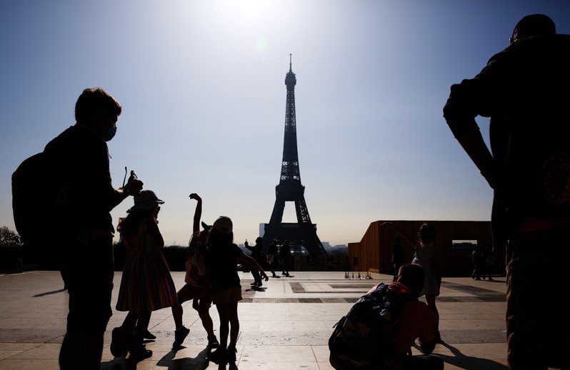 今年夏天，光之城巴黎的旅游业仍垄罩在疫情的阴影之下。尽管已松绑旅游规范，外国游客总人数仍不及过去的一半。 新华社(photo:UDN)