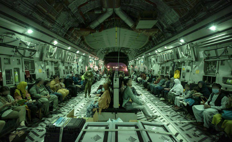 澳洲空军20日在喀布尔机场用C-17运输机撤员。（法新社）(photo:UDN)