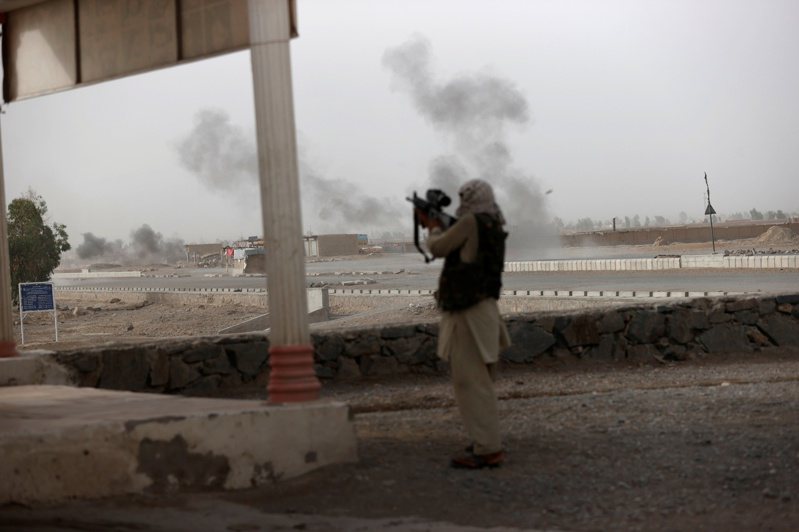 希迪奎前进阿富汗战地，拍下一名政府军作战状况。（路透）(photo:UDN)