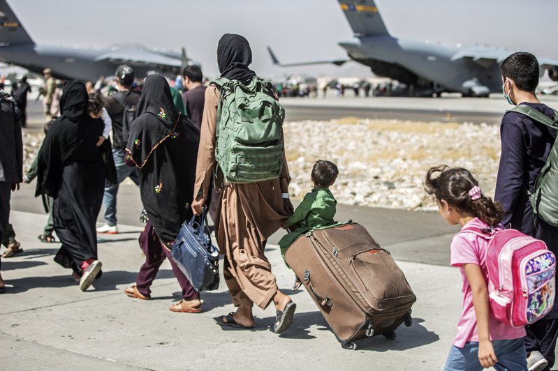 图为阿富汗喀布尔机场准备撤离的大量难民。美联社(photo:UDN)