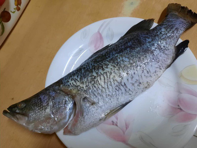 一名網友分享自己保存魚的方式，即使冰了一個月再拿出來仍然很新鮮。 圖／翻攝自廚藝公社