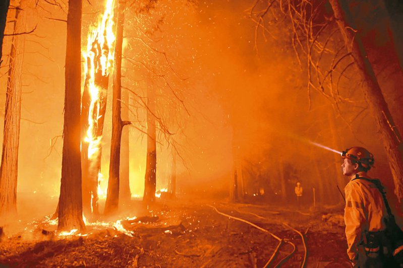 美国加州克恩县附近的野火已经焚烧超过两万英亩的土地面积，县消防局长威尔斯晚上密切注意野火是否将延烧到家户。（法新社）(photo:UDN)