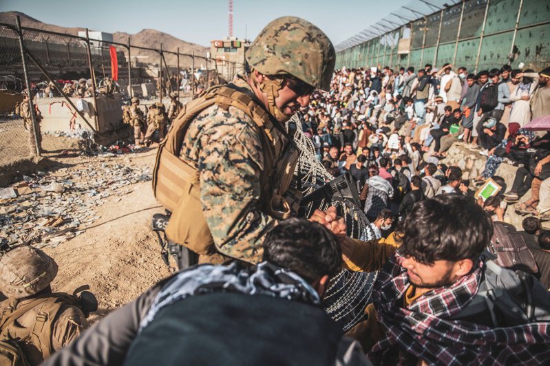 图为美军士兵在喀布尔机场维持秩序，保障撤离行动顺利进行。路透(photo:UDN)