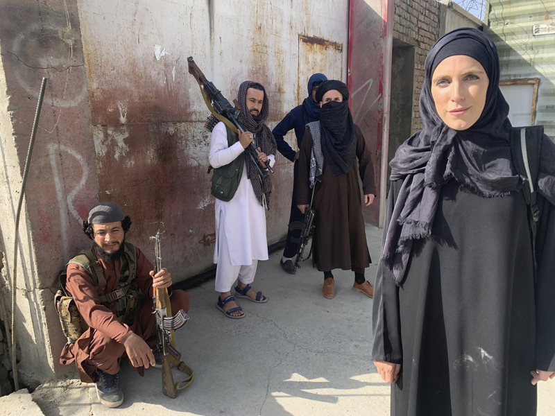 美国CNN首席国际特派员克莱丽莎‧沃德在阿富汗街头报导当地状况。美联社(photo:UDN)