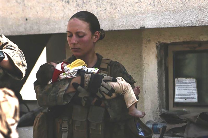 23岁的陆战队中士吉伊(Nicole Gee)在殉职的几天前透过脸书与家人分享她在喀布尔机场执行任务的照片，其中一张是她抱着一名阿富汗婴孩。美联社(photo:UDN)