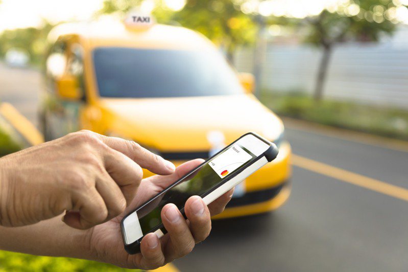 萬事達卡於今年初開通「Tap on Phone」手機感應收款服務，積極導入各大商圈和市場攤商，原本以收現金為主的個人計程車行，也開始加入手機感應收款服務行列。圖/萬事達卡提供