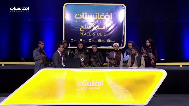 从阿富汗和平电视台的《Pardaz》节目画面可见到，主持人在7名武装分子的包围与警戒下，跟棚内另一名坐着的神学士领导人进行访问与辩论。路透(photo:UDN)