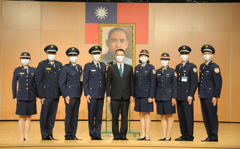 內政部長徐國勇（中）與年級章受頒學生代表合影。圖／警大提供