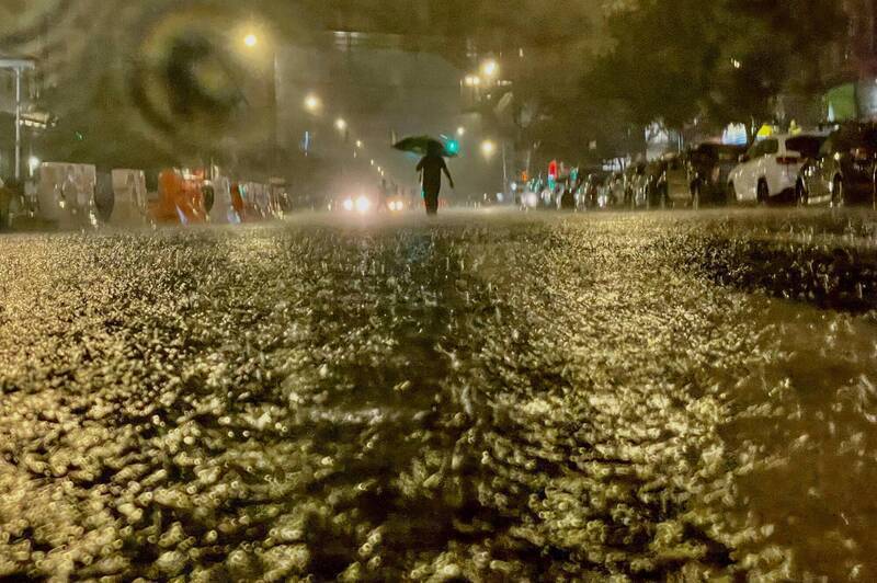 纽约市长白思豪在推特上宣布纽约进入紧急状态，表示「我们正在经历一场历史性天灾，包括破纪录的降雨量、严重淹水，道路也相当危险」。法新社(photo:UDN)
