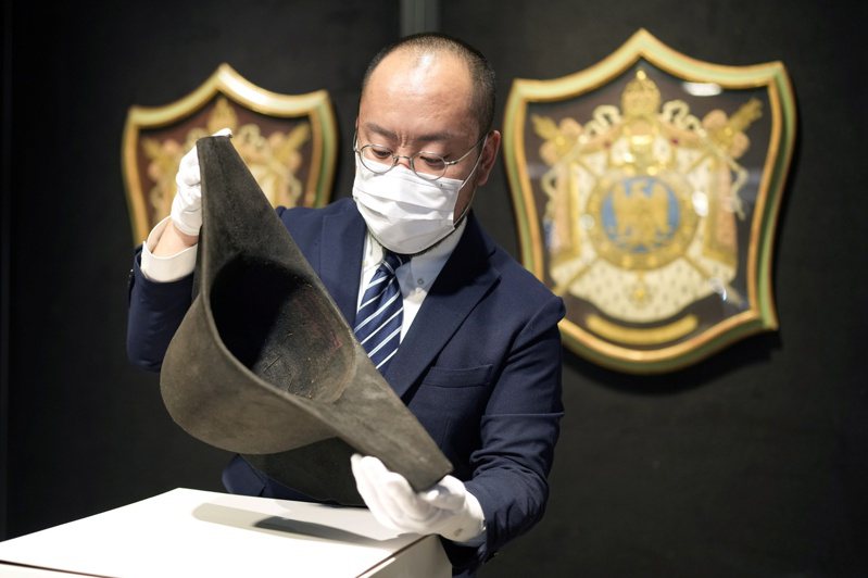带有拿破崙DNA的一顶标志性双角帽，6日由邦瀚斯拍卖公司（Bonhams）在香港展出。 路透社(photo:UDN)