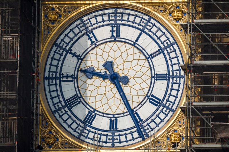 英國倫敦大笨鐘（Big Ben）鐘塔的指針又「回歸本色」普魯士藍。 歐新社