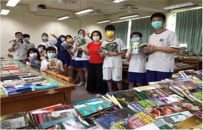 東湖國中每年開學舉辦「以書會友」活動，今年全校每位學生，還可以再得到一本來自美國Books For Taiwan志工捐贈的英文書。圖／東湖國中提供