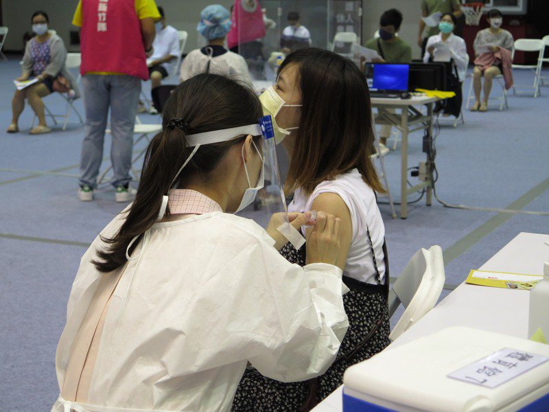 第七輪AZ疫苗加開23歲至28歲民眾施打，新竹市預約全滿，今天起至12日有1萬5214名年輕人陸續接種疫苗。記者張裕珍／攝影