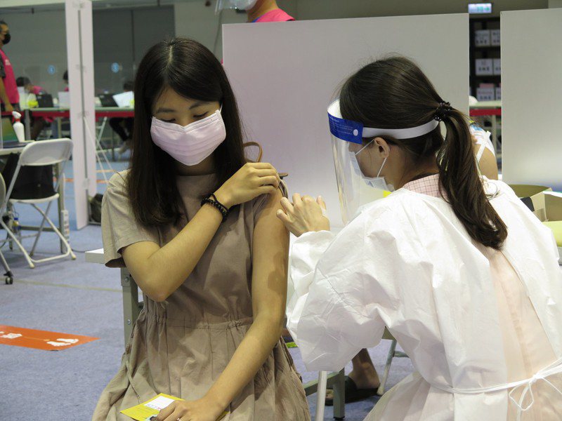 第七輪AZ疫苗加開23歲至28歲民眾施打，新竹市預約全滿，今天起至12日有1萬5214名年輕人陸續接種疫苗。記者張裕珍／攝影