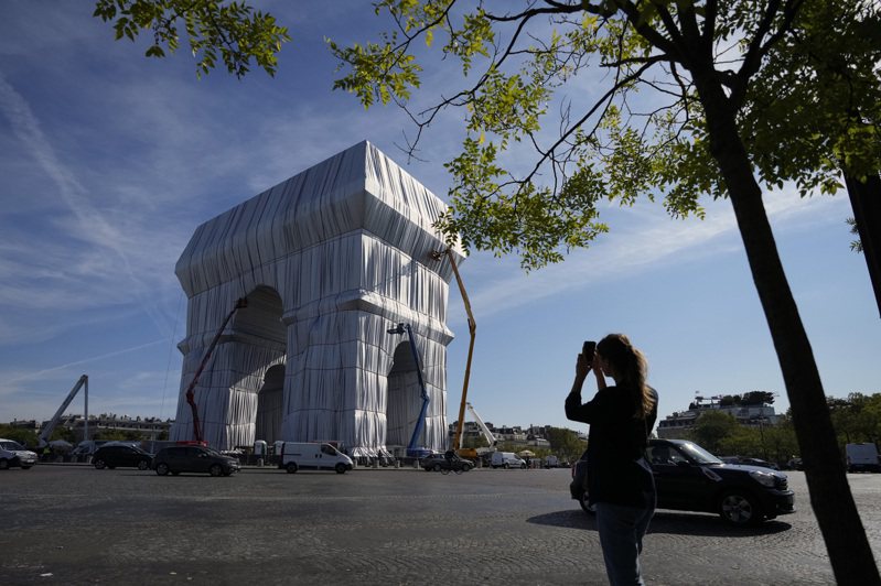 經過數週作業，宏偉的凱旋門（Arc deTriomphe）被總面積2萬5000平方公尺的銀藍色可回收聚丙烯包覆，並將在這週末對外開放。 美聯社