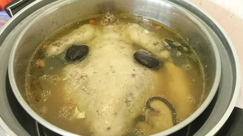 網友認為「雞湯」是台灣代表性湯品，且有多種選項。圖為香菇雞湯示意圖。記者陳俊智攝影／報系資料照